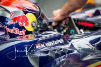 Max Verstappen in zijn Red Bull in de pitstraat