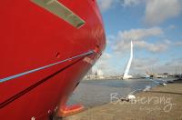 Romp van een schip richting de Erasmusbrug