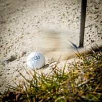 Audi Golfbal in actie in een bunker