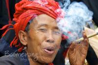 Sigaar rokende dame uit Birma, Myanmar