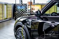 Mini electric in de showroom