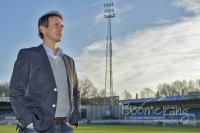 Portret van voetbal trainer op het veld