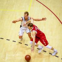 Basketbal in Topsportcentrum van Feyenoord in Rotterdam