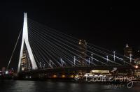 De Erasmusbrug in de avond