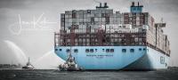 Containerschip in de haven van Rotterdam